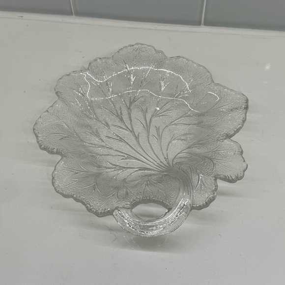 Vintage MCM 1950s Leaf Candy Dish Shallow Clear Pressed Glass with Handle - Picture 1 of 10